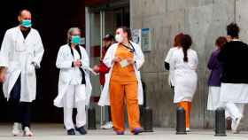 Personal médico con mascarillas en un hospital de Cataluña