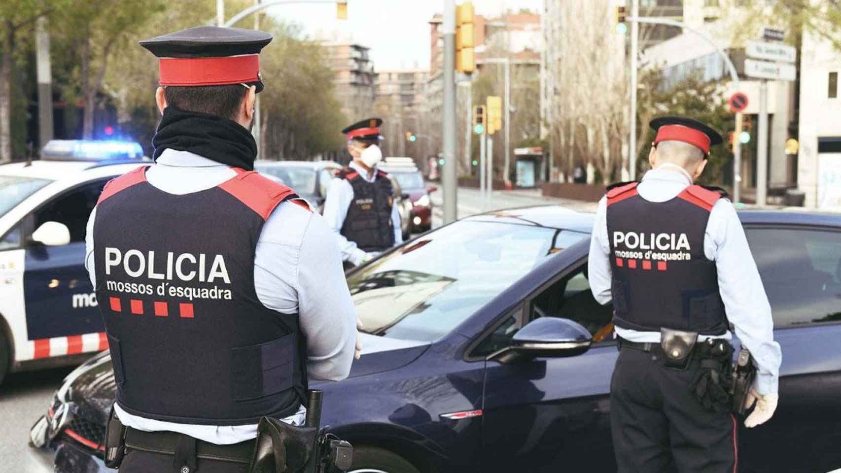 Agentes de los Mossos d'Esquadra patrullan Barcelona durante el confinamiento / MOSSOS