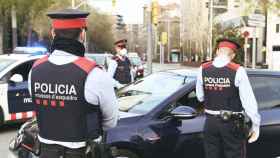 Agentes de los Mossos d'Esquadra patrullan Barcelona durante el confinamiento / MOSSOS