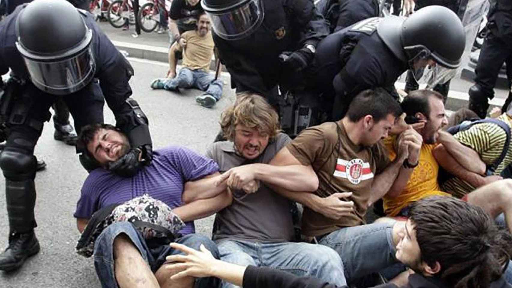 Antidisturbios de los Mossos desalojan plaza Catalunya en mayo de 2011 / EFE