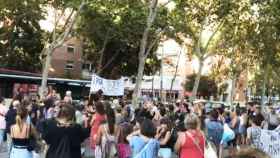 Imagen de la cacerolada de los vecinos de La Verneda para pedir un barrio digno / TWITTER