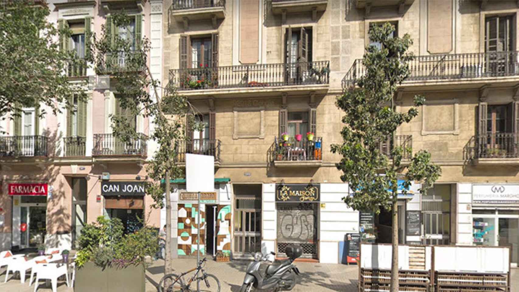 Vista del edificio en la calle Aragó de Barcelona donde ha ocurrido el incendio / GOOGLE