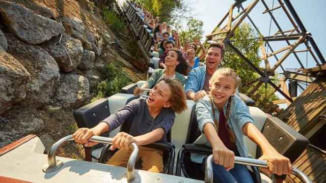 Gente disfrutando en una de las atracciones de PortAventura / PORTAVENTURA WORLD