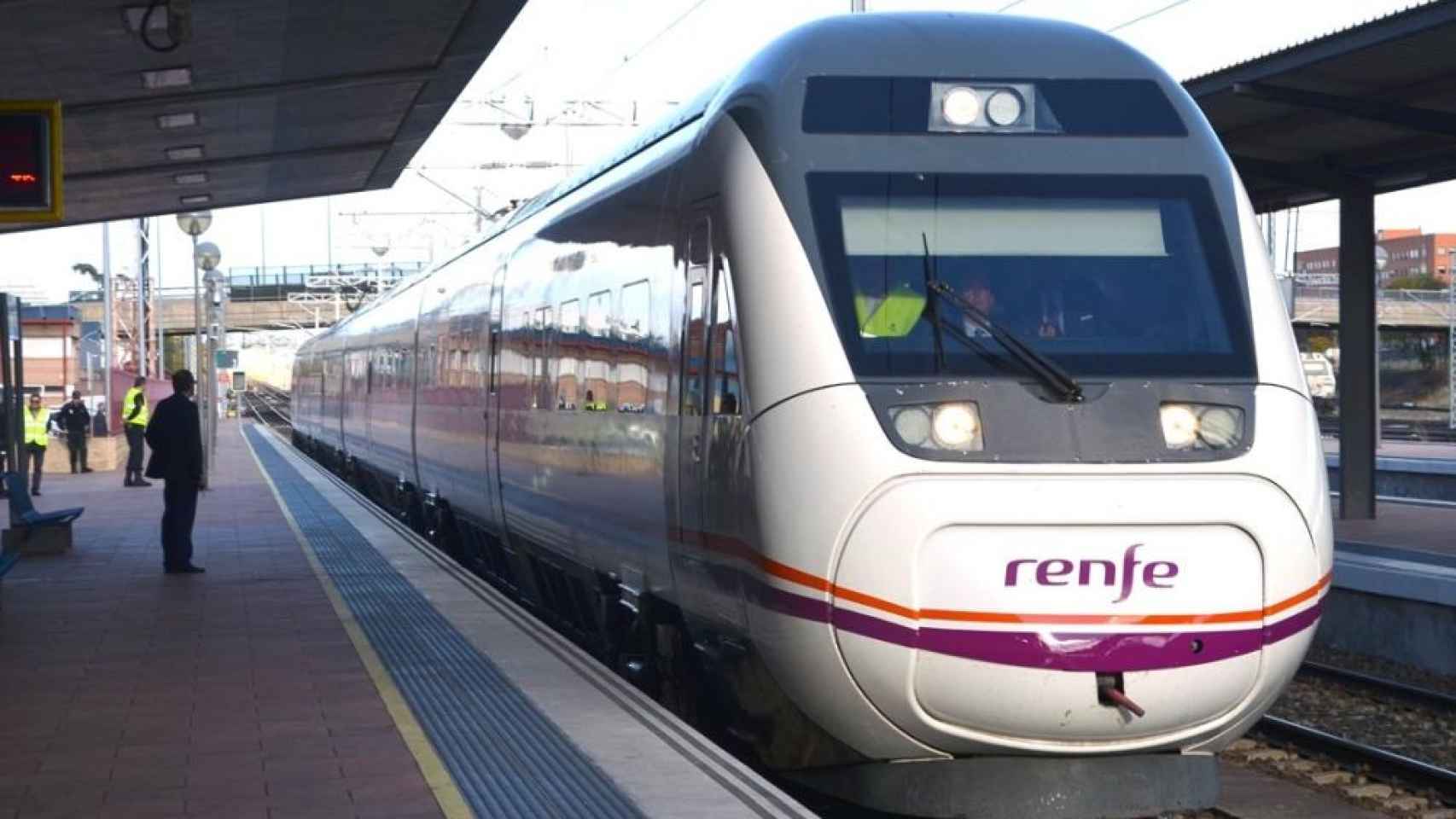 Un tren AVE de Renfe en un andén