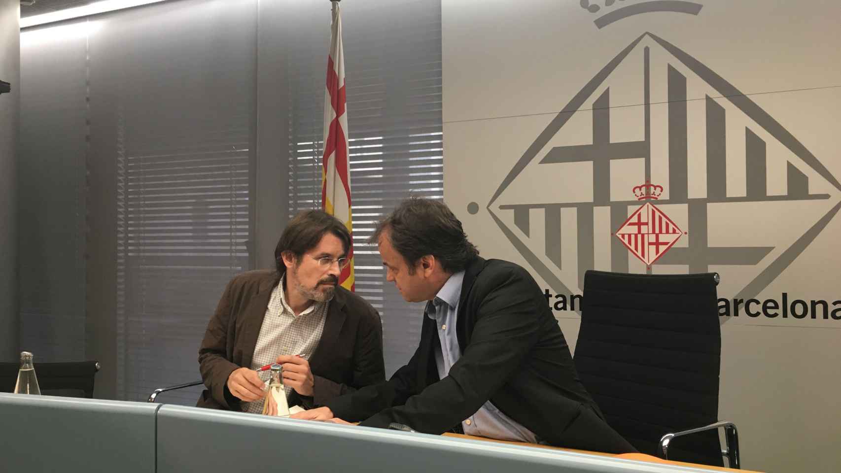 El comisionado Frederic Ximeno (i) junto al teniente de alcalde Jaume Asens (d), en rueda de prensa sobre el fraude de FCC / CG