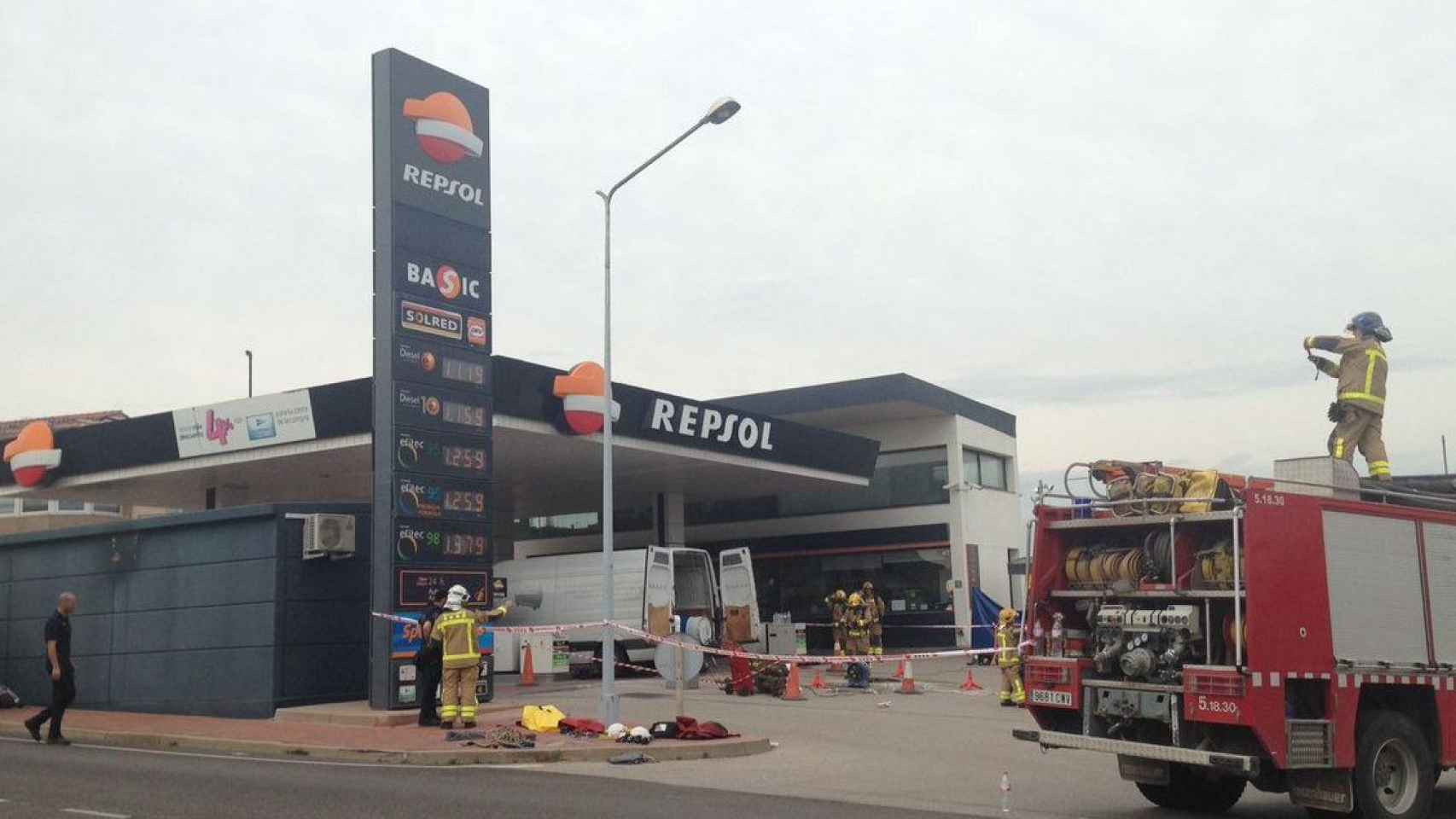 Imagen de la gasolinera de Sant Sadurní donde se desencadenó el incendio / CG