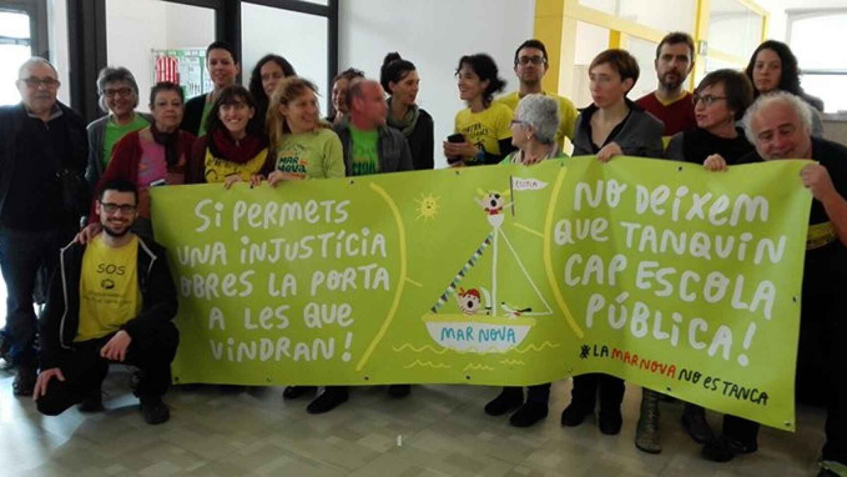 Encierro de padres y profesores en los servicios territoriales de Enseñanza en Mataró (Barcelona) por el inminente cierre de una escuela / CG