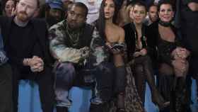Kim Kardashian (c) junto a su marido, el cantante Kanye West, una de sus hermanas y su madre, el jueves en la semana de la moda de París / EFE