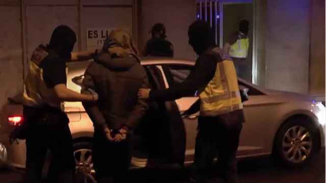 Momento de la detención del sospechoso que difundía propaganda del Estados Islámico en Manresa | Policía Nacional