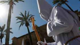 Un penitente, en la procesión del Jesucrito resucitado en Almería el domingo.