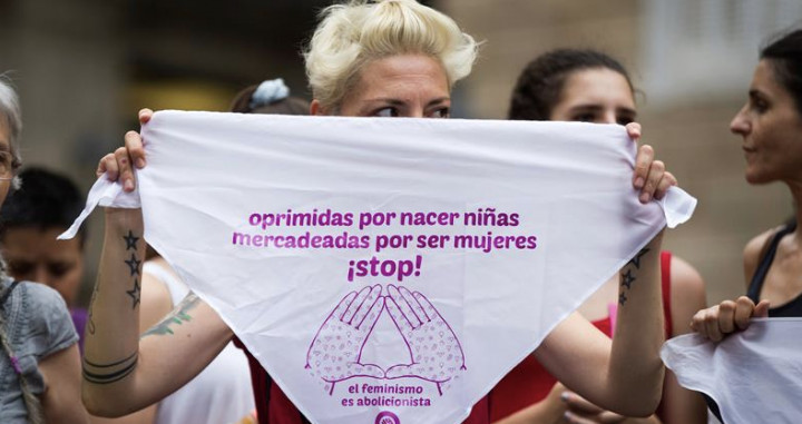 Una mujer protesta contra las agresiones sexuales ante la Audiencia de Barcelona / EFE