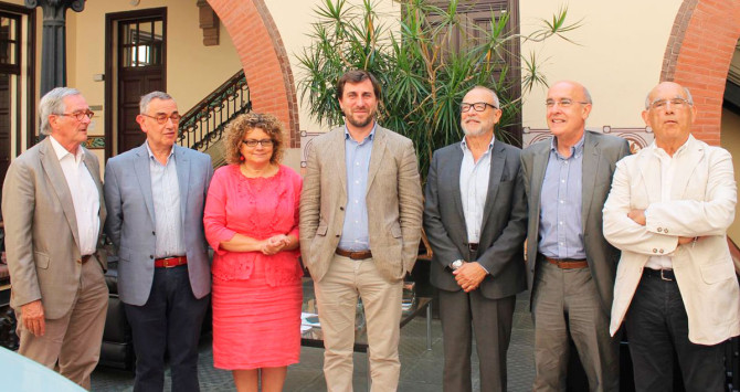 Los exconsejeros de Salud de Cataluña, con Xavier Pomés (2i) y Eduard Rius (3d) / Govern