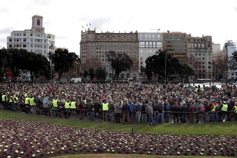 Imagen de la asamblea de taxistas en huelga de Barcelona / EFE