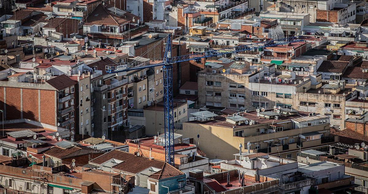 Una grúa en un edificio en construcción en Barcelona / EP