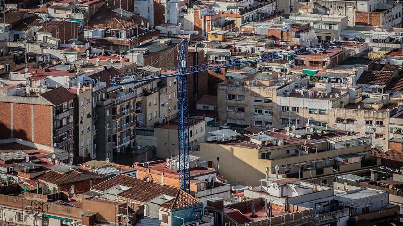 Una grúa en un edificio en construcción en Barcelona / EP