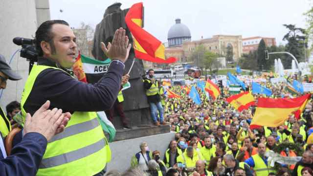 El presidente de la Plataforma Nacional por la Defensa del Transporte, Manuel Hernández (i), se dirige a los asistentes a la manifestación celebrada este viernes en Madrid / EFE - Fernando Alvarado