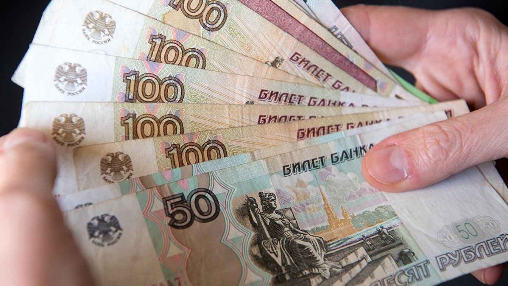 Una mujer sostiene billetes en rublos rusos en sus manos, después que la Duma rusa haya aprobado una amnistía fiscal para favorecer la repatriación de capitales / Sven Hoppe - dpa (EP)