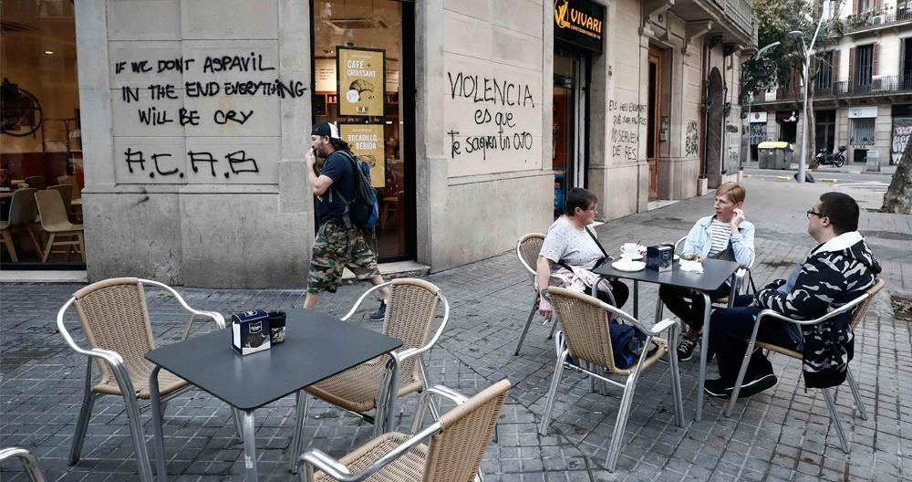 Imagen de una terraza de Barcelona con pintadas tras los disturbios provocados por los CDR / EFE