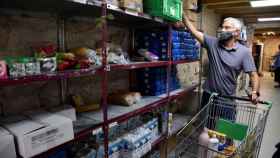 Un voluntario del Banco de Alimentos coloca productos en una estantería / FUNDACION LA CAIXA