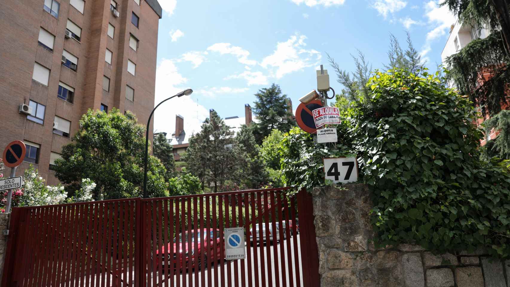 Puerta de una urbanización en Madrid / EUROPA PRESS