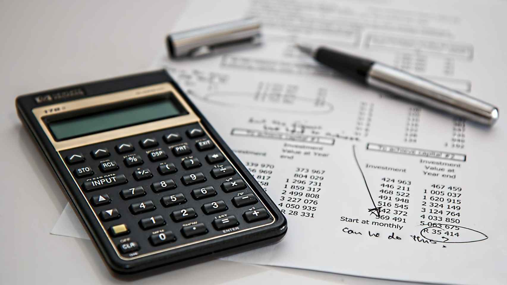 Calculadoras y facturas, que simbolizan la inversión económica / PIXABAY