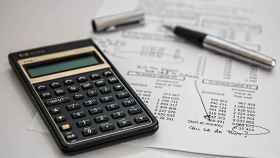 Calculadoras y facturas, que simbolizan la inversión económica / PIXABAY