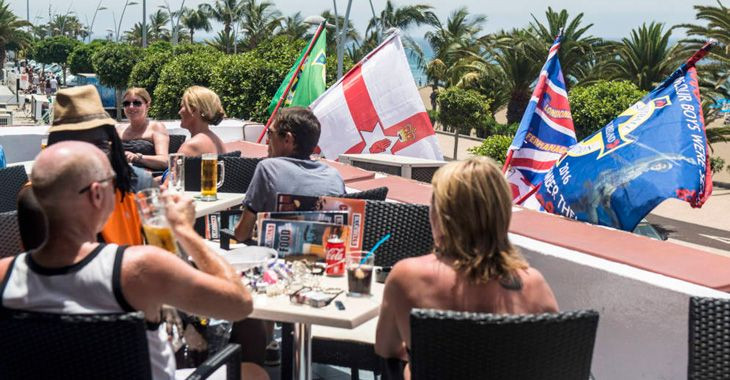 Turistas británicos en una terraza de Lanzarote / EFE