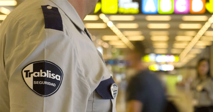 Un vigilante de seguridad en un aeropuerto / TRABLISA