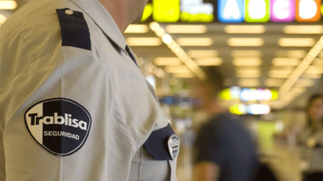 Un vigilante de seguridad en un aeropuerto / TRABLISA