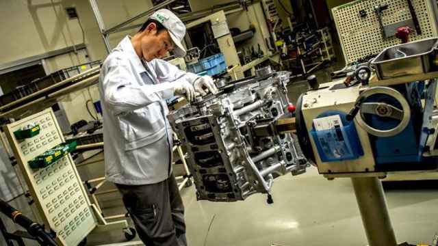 Un operario en una de las plantas de Nissan en Japón, donde el grupo ha admitido que se alteraron los controles de emisiones / NISSAN