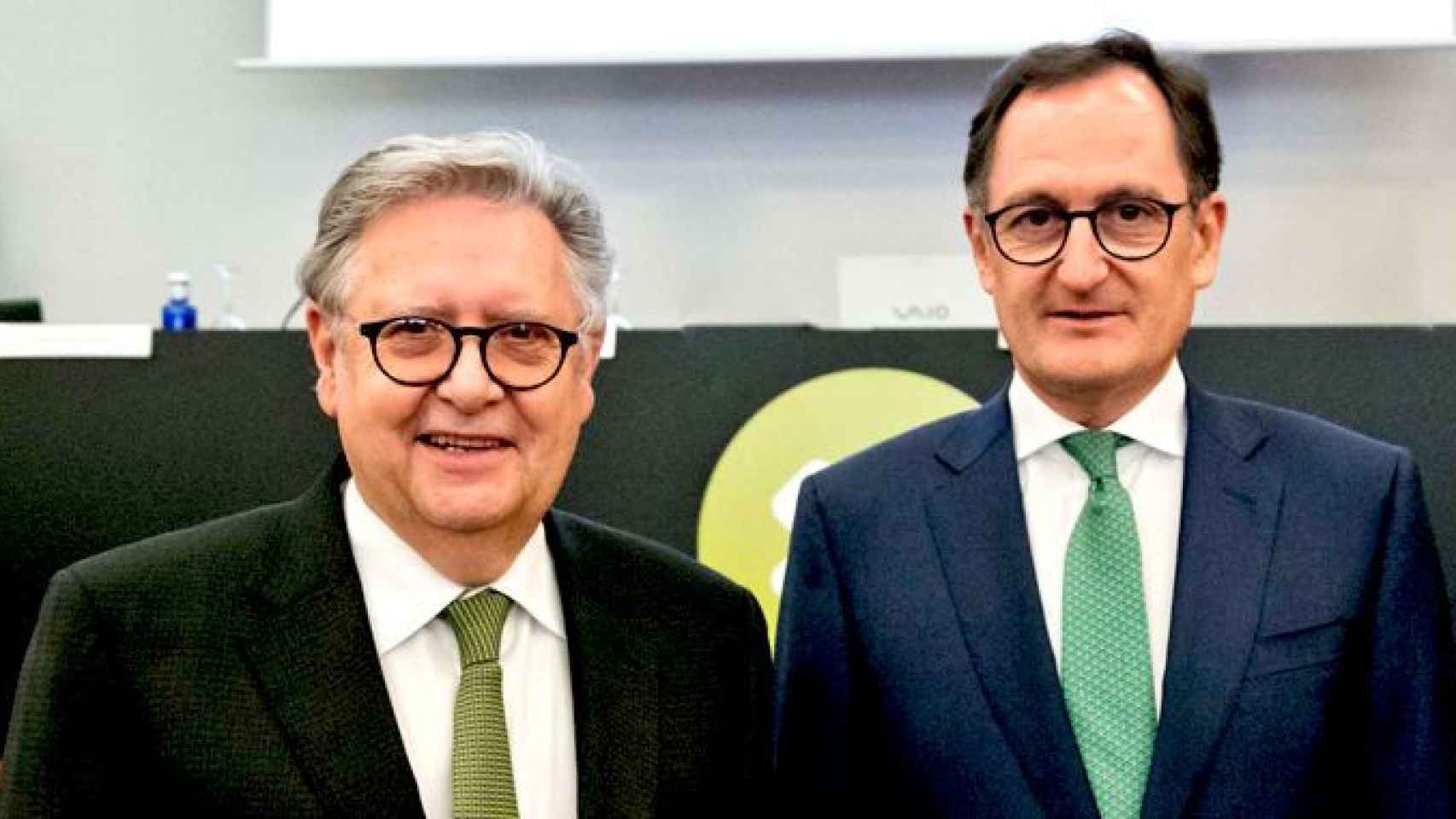 Josep Peralba (i), exconsejero delegado de Crèdit Andorrà, y su sustituto en el cargo, Xavier Cornella (d) / CRÈDIT ANDORRÀ