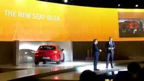 Luca de Meo (i), presidente de Seat, y Matthias Rabe (d), vicepresidente de innovación en la presentación del nuevo Ibiza en Barcelona / CG