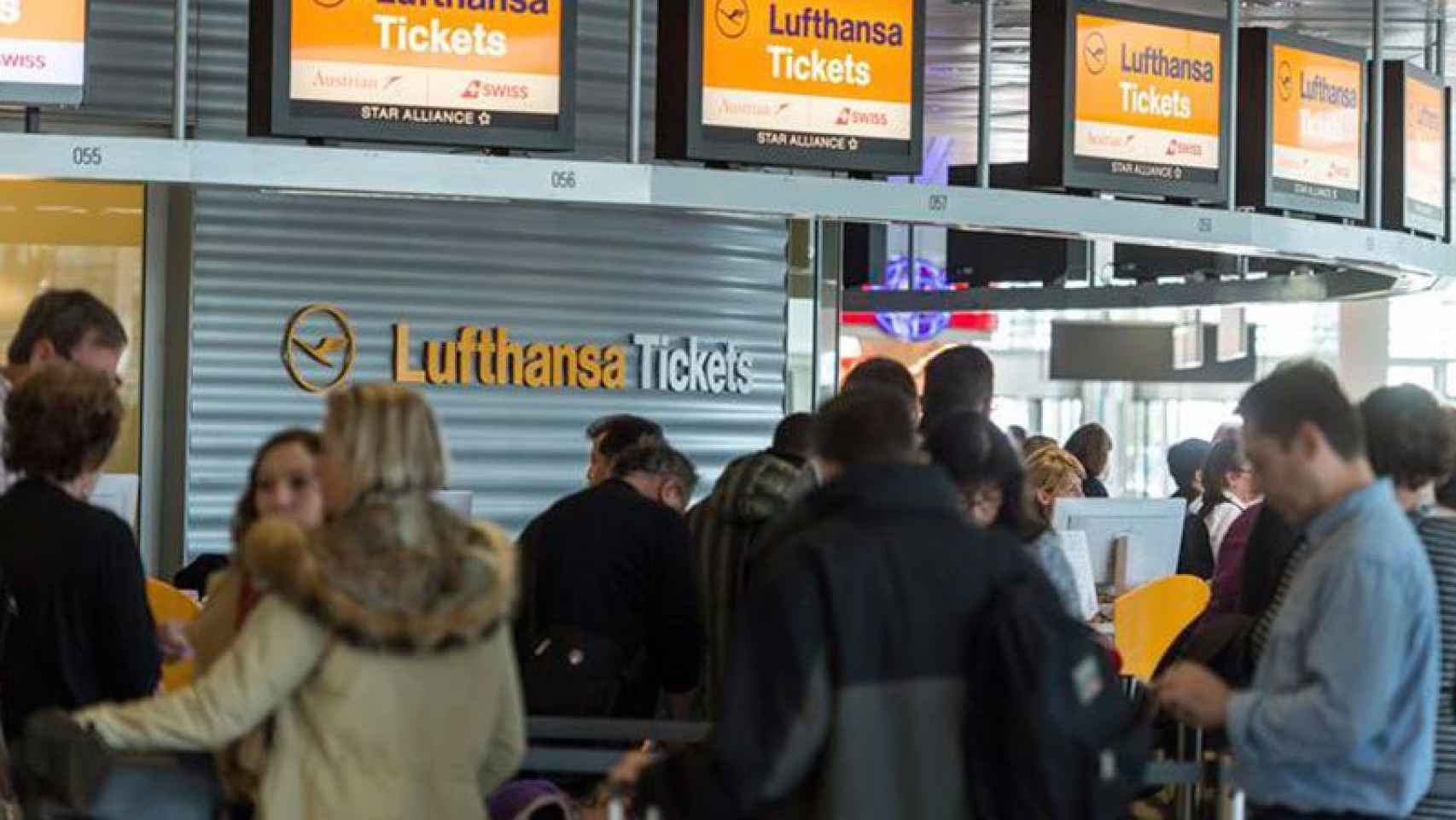 Clientes de Lufthansa con vuelos cancelados por una huelga en el aeropuerto / EFE