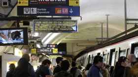 Usuarios en el andén de una parada del Metro de Barcelona / EFE