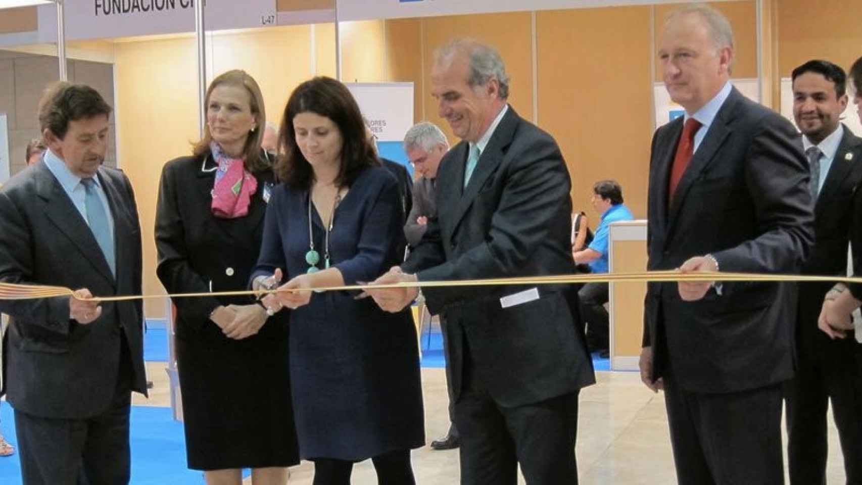 Núria Betriu (centro) en la inauguración de una feria como consejera delegada de Acció junto al presidente de Foment del Treball, Joaquim Gay de Montellà.