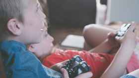 Dos menores juegan, frente a la consola, a uno de sus videojuegos favoritos / PEXELS