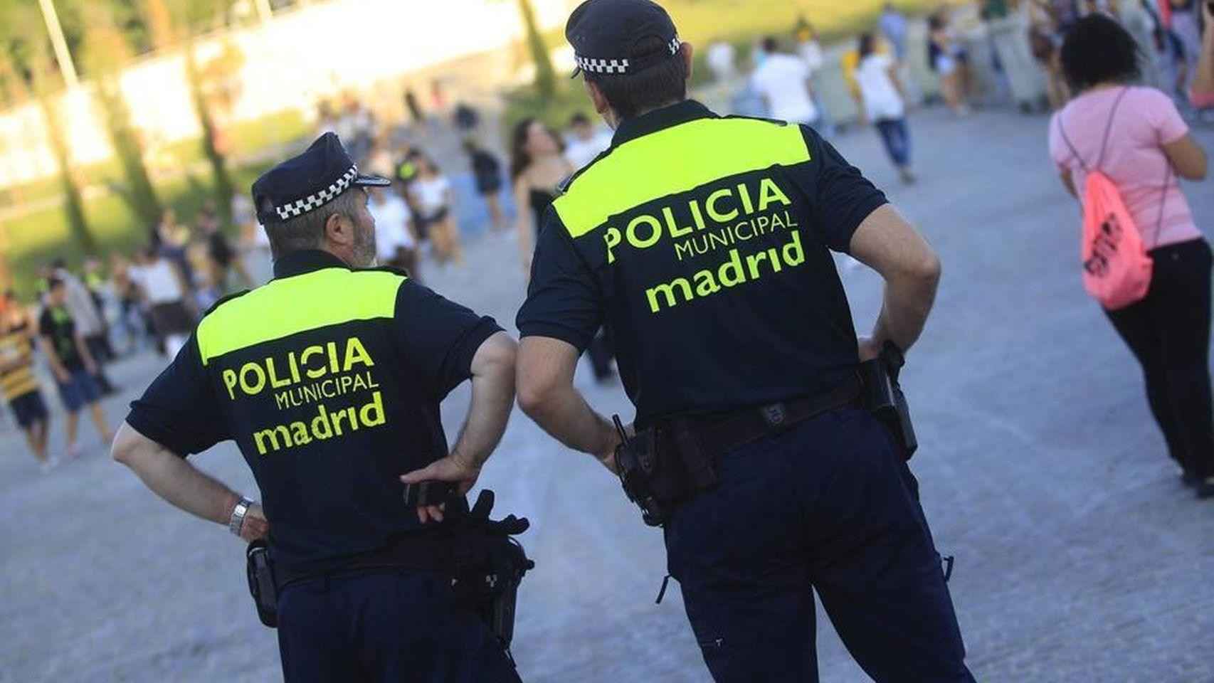 Dos agentes de la Policía Municipal de Madrid que han detenido a la joven / EFE