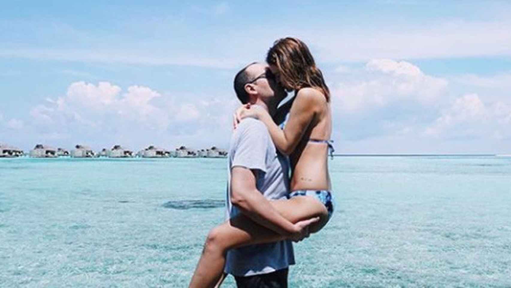 Risto Mejide y Laura Escanes se besan durante sus vacaciones en las Maldivas / CD