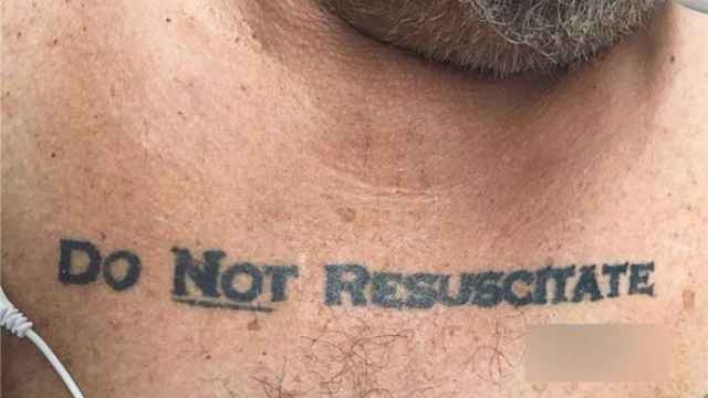Uno de los tatuajes de un paciente que ha reavivado la polémica sobre la profesión