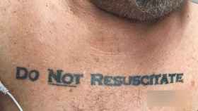 Uno de los tatuajes de un paciente que ha reavivado la polémica sobre la profesión