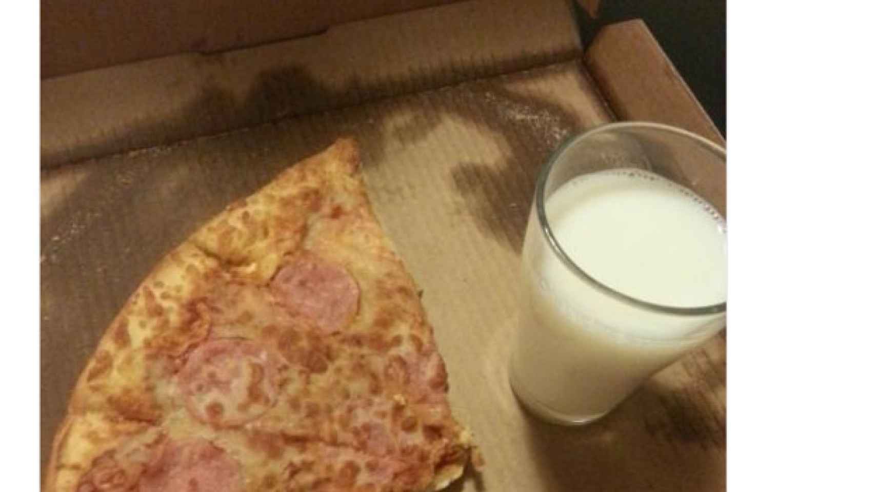 La foto de pizza con leche que colgó una joven estadounidense y que ha indignado en internet / CG