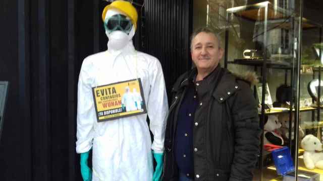 Antonio Durán y su maniquí anticoronavirus en su tienda de la calle Alcalá de Madrid / LUIS M. GARCÍA