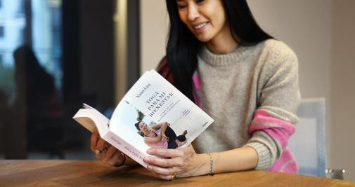 Xuan Lan con su nuevo libro 'Yoga para mi bienestar' / LENA PRIETO (CD)