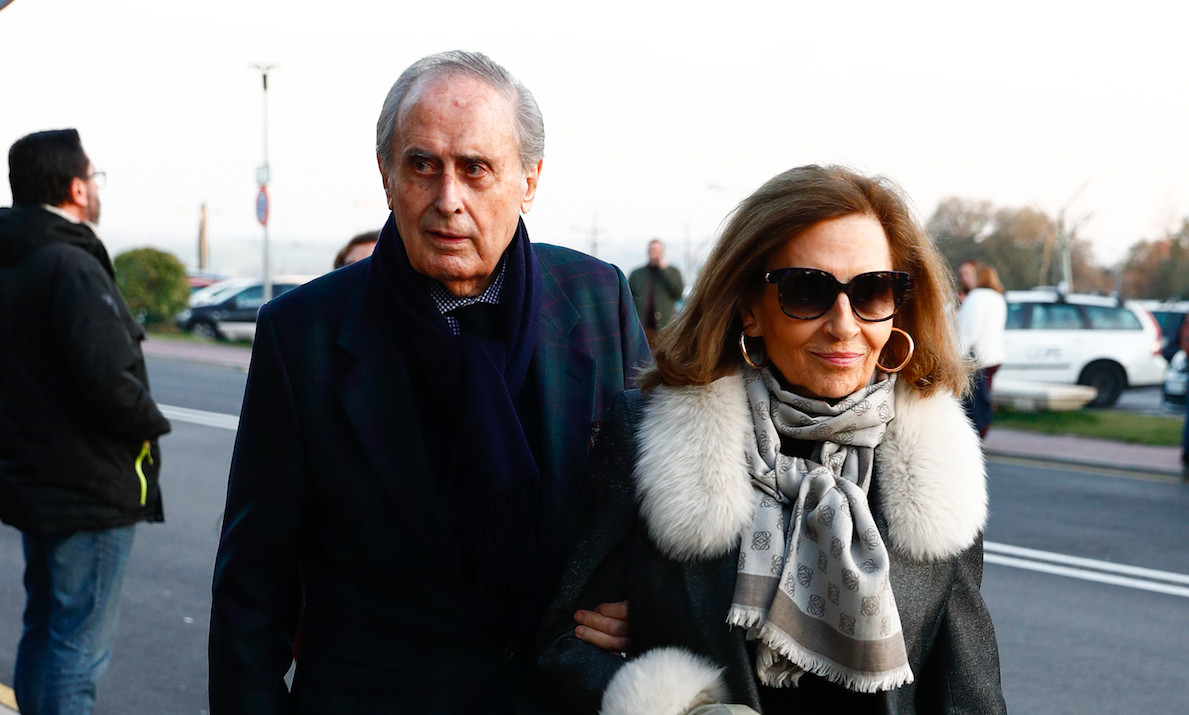 Jaime Peñafiel y su mujer Carmen Alonso por las calles de Madrid / AGENCIAS