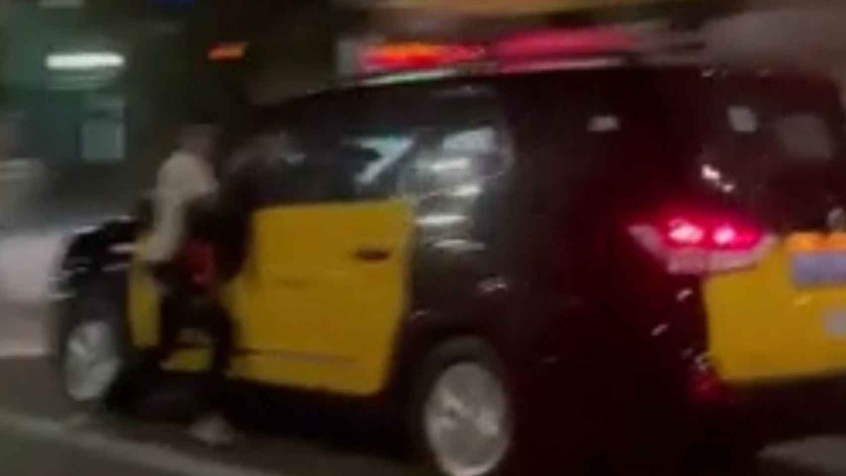 Un ladrón es arrastrado por un taxi / @POLITEIA.ESP