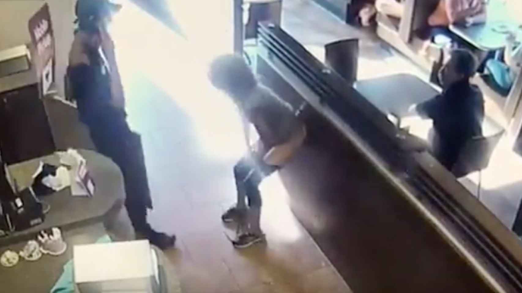 Una foto del momento previo en que la mujer defeca en la cafetería