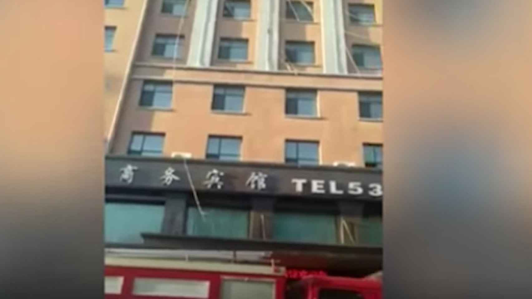 La mujer cayó del noveno piso del hotel