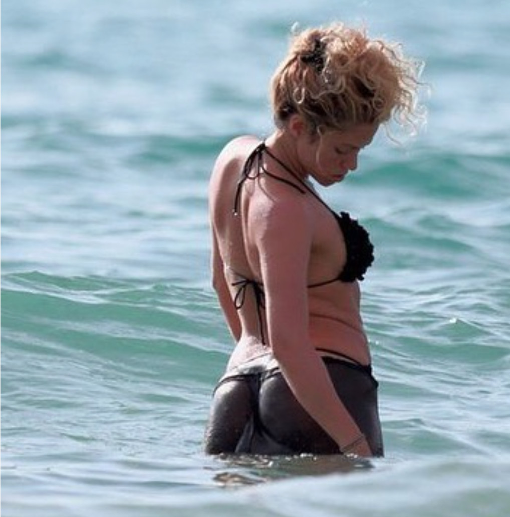 Shakira en la playa empapada