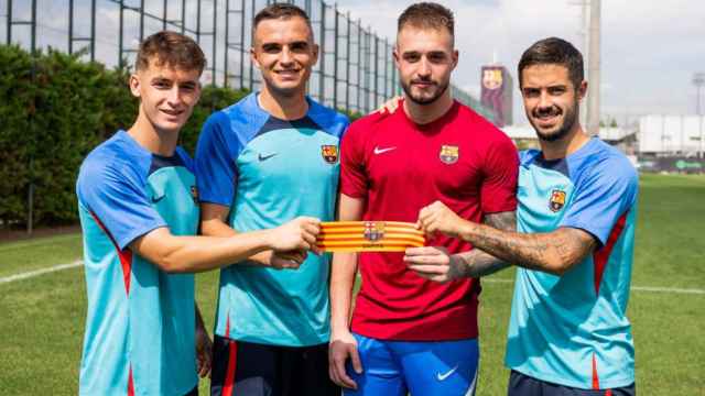 Los cuatro capitanes del Barça B 2022 23 posan con el brazalete / FCB