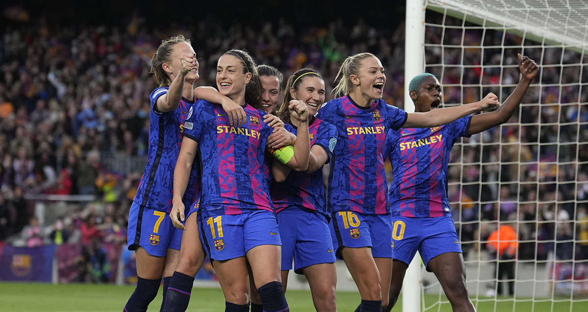 El Barça Femenino celebra con euforia su goleada en la Champions contra el Wolfsburgo / EFE